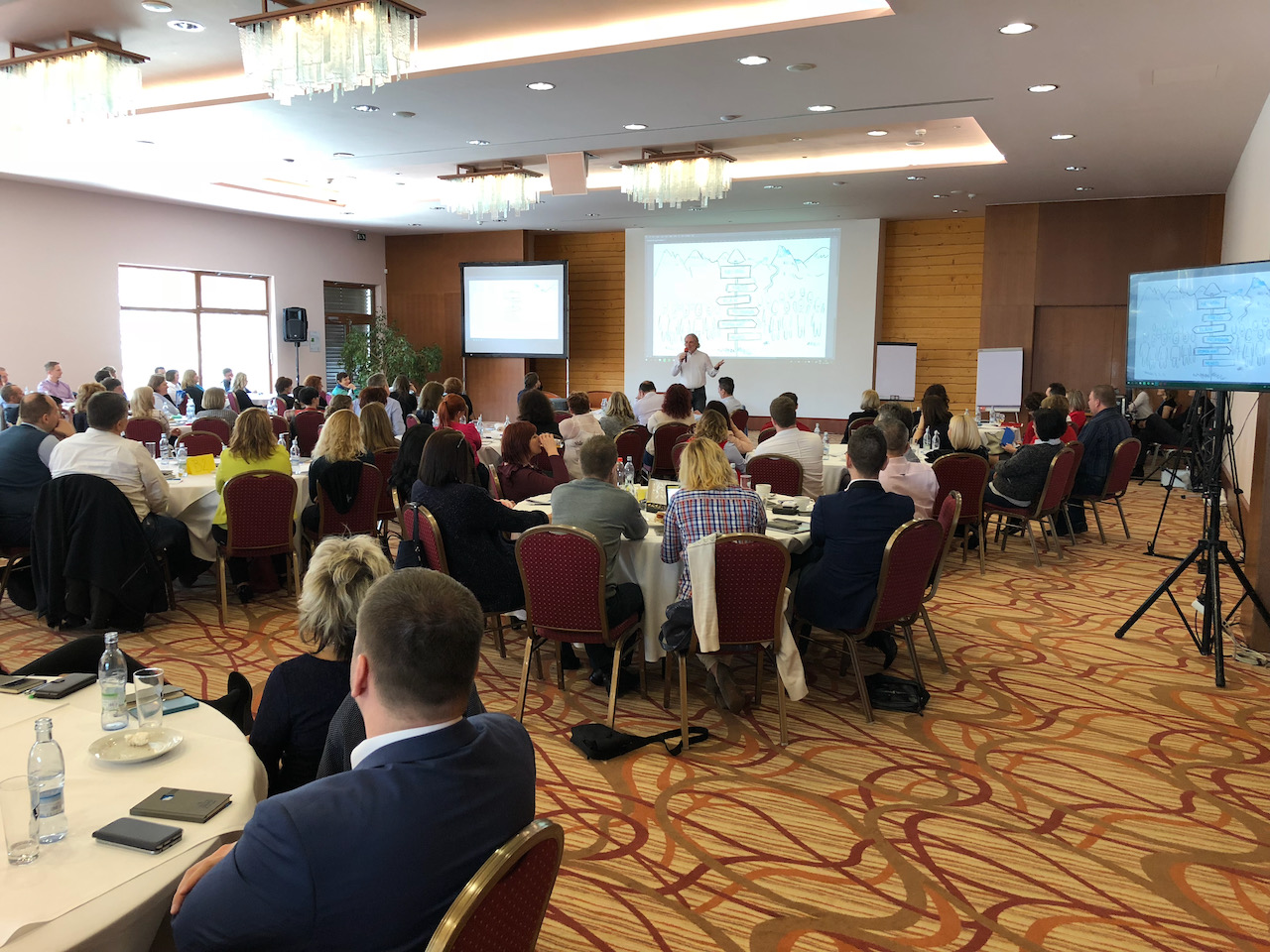 Referencia z konferencie s ozvučením, bezdrôtovými mikrofónmi, projekciou a záznamom #1