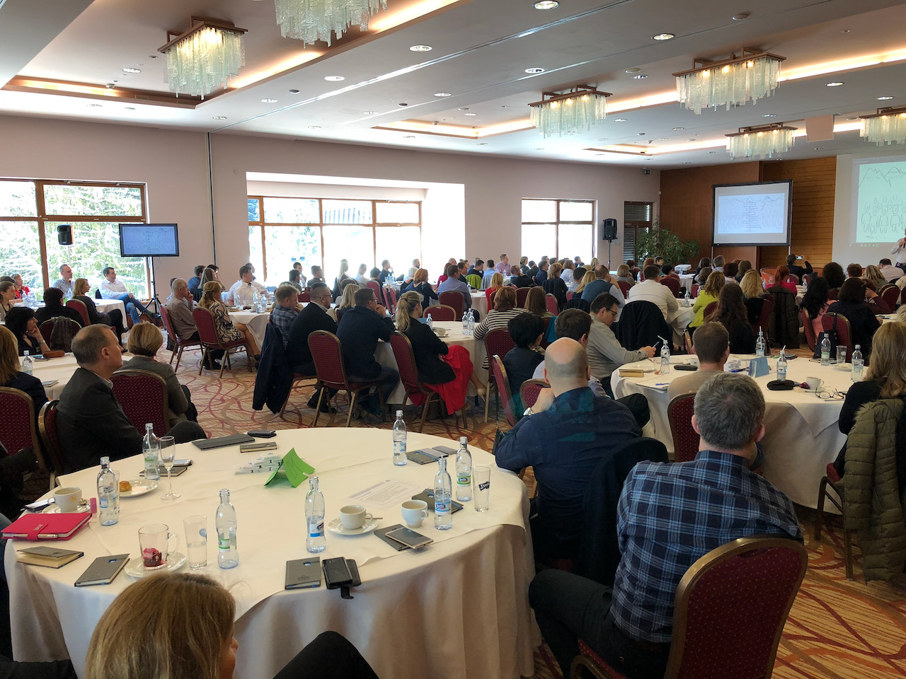 Referencia z konferencie s ozvučením, bezdrôtovými mikrofónmi, projekciou a záznamom #2