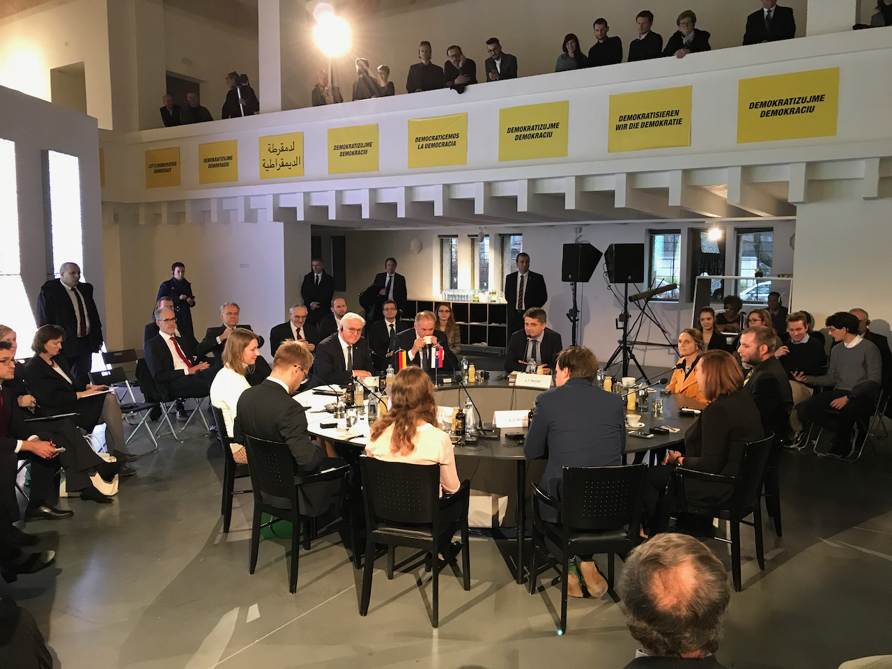 Referencia s malou tlmočníckou kabínou a stolovými mikrofónmi #1