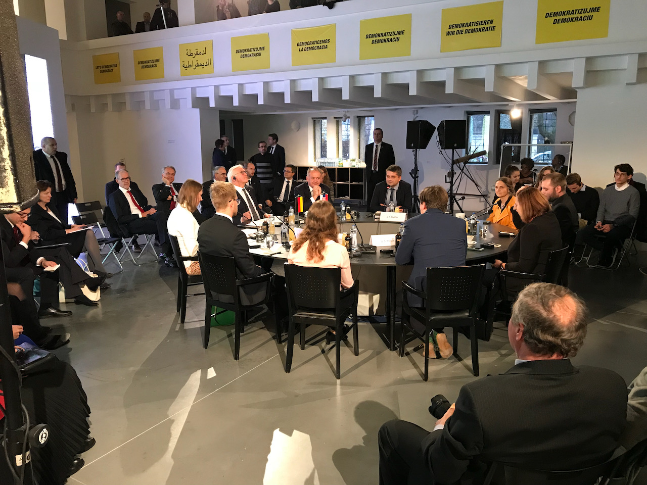 Referencia s malou tlmočníckou kabínou a stolovými mikrofónmi #2