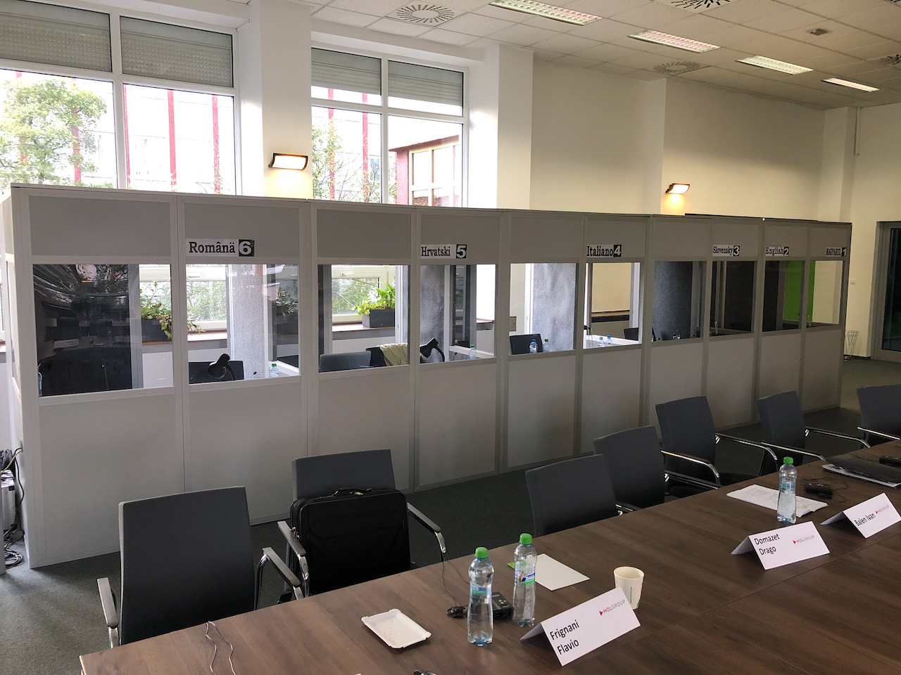 Referencia so šesťkanálovým tlmočením a veľkými uzavretými kabínami #1