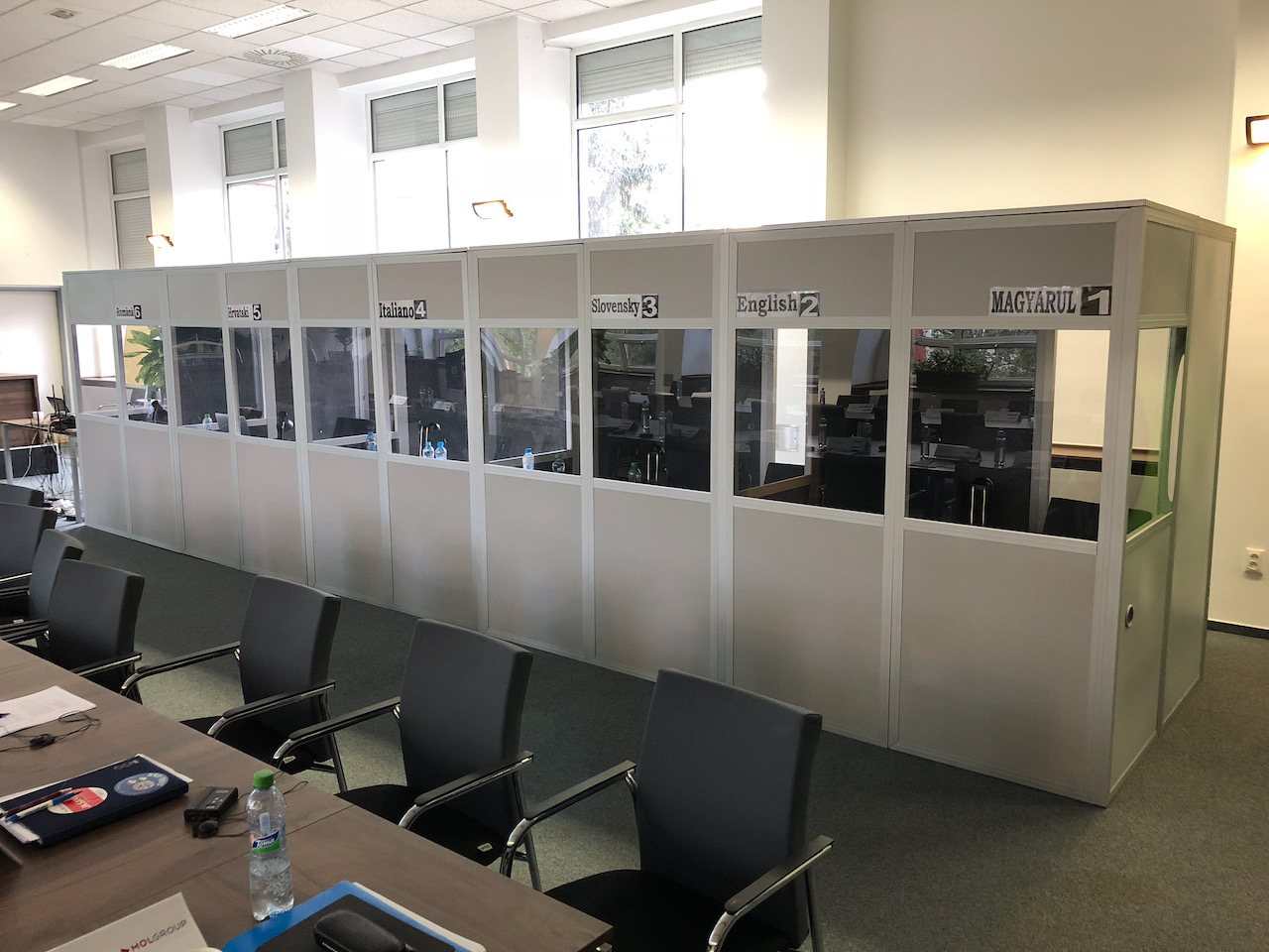 Referencia so šesťkanálovým tlmočením a veľkými uzavretými kabínami #2