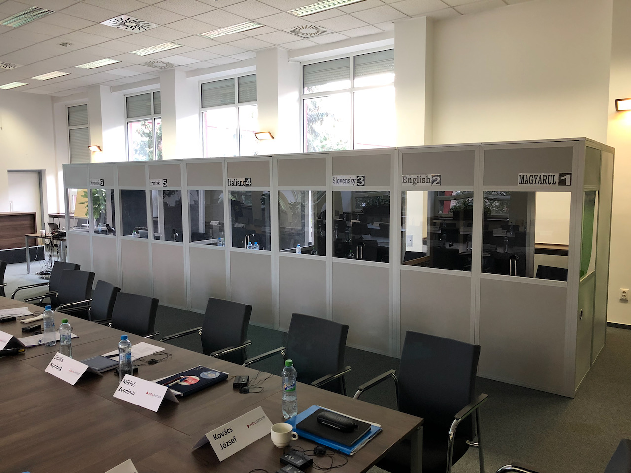 Referencia so šesťkanálovým tlmočením a veľkými uzavretými kabínami #3