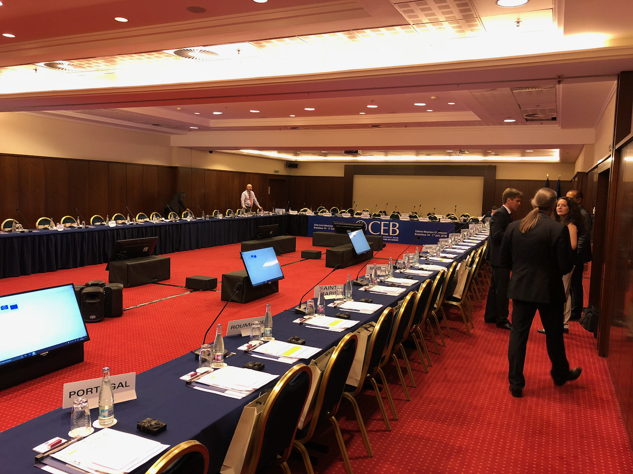 Referencia s viacjazyčným tlmočením, ozvučením, mikrofónmi a projekciou #1