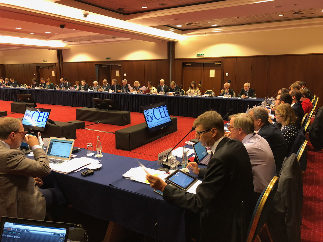 Referencia s viacjazyčným tlmočením, ozvučením, mikrofónmi a projekciou #3