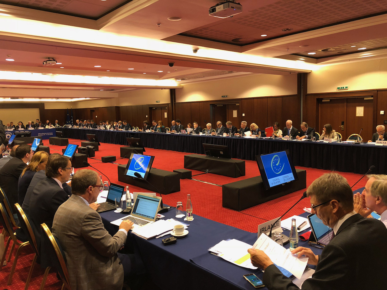 Referencia s viacjazyčným tlmočením, ozvučením, mikrofónmi a projekciou #4