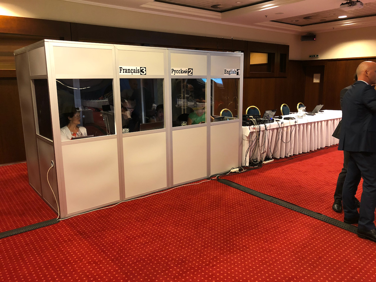 Referencia s viacjazyčným tlmočením, ozvučením, mikrofónmi a projekciou #7